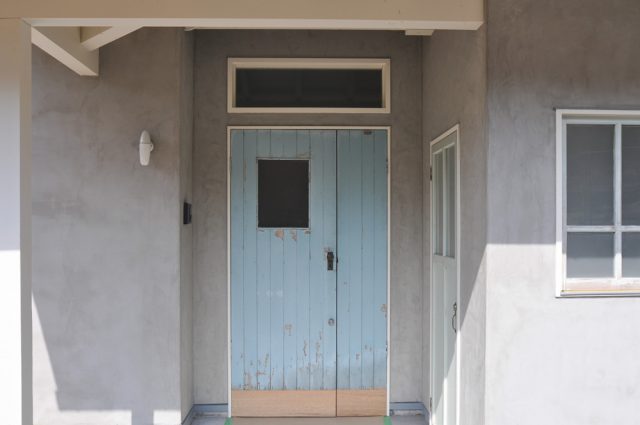 【アンティークドアを使った玄関】埼玉県飯能市の新築木造住宅の画像